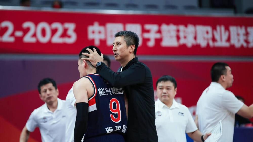 关晓彤身穿珊瑚蓝薄纱长裙 星光点亮闭幕式红毯 2018-04-22 关晓彤身穿珊瑚蓝薄纱长裙亮相第八届北影节闭幕式红毯，点缀星光，灵动飘逸。