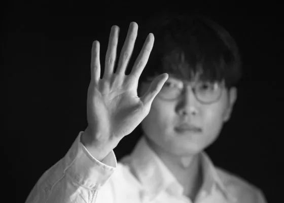 提莫西·查拉梅和琳娜·库德里背向而立似乎各怀心事。