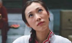 姜美娜饰演狗天使姜智，有着一颗坚定守护人类的心，战斗时像斗犬一样敏捷。